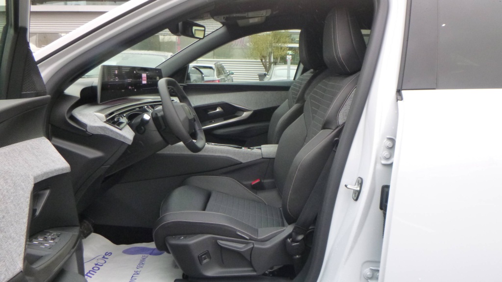 PEUGEOT 3008 Allure HYBRID 145 E-DCS6 ALLURE +PACK PANORAMIC NAVIGATION - ref: 5-1341346 - Photo 16