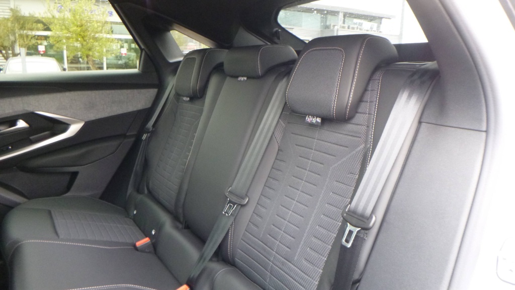PEUGEOT 3008 Allure HYBRID 145 E-DCS6 ALLURE +PACK PANORAMIC NAVIGATION - ref: 5-1341346 - Photo 17