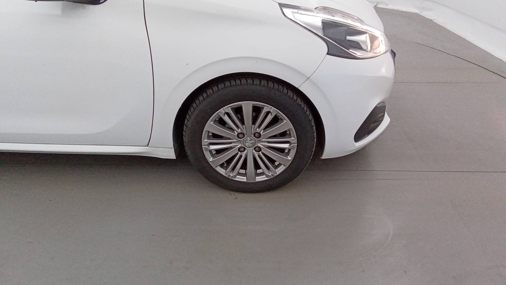 PEUGEOT 208 Allure 1.2 PURETECH 110 ALLURE - ref: 5-1372186 - Photo 11