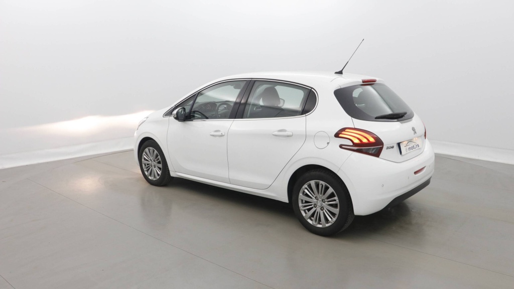 PEUGEOT 208 Allure 1.2 PURETECH 110 ALLURE - ref: 5-1372186 - Photo 4