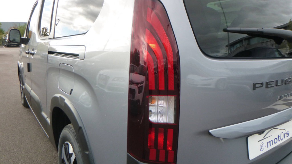 PEUGEOT Rifter GT XL BLUEHDI 130 EAT8 GT 7PL +GPS +ACCES MAINS LIBRES - ref: 5-1373644 - Photo 10
