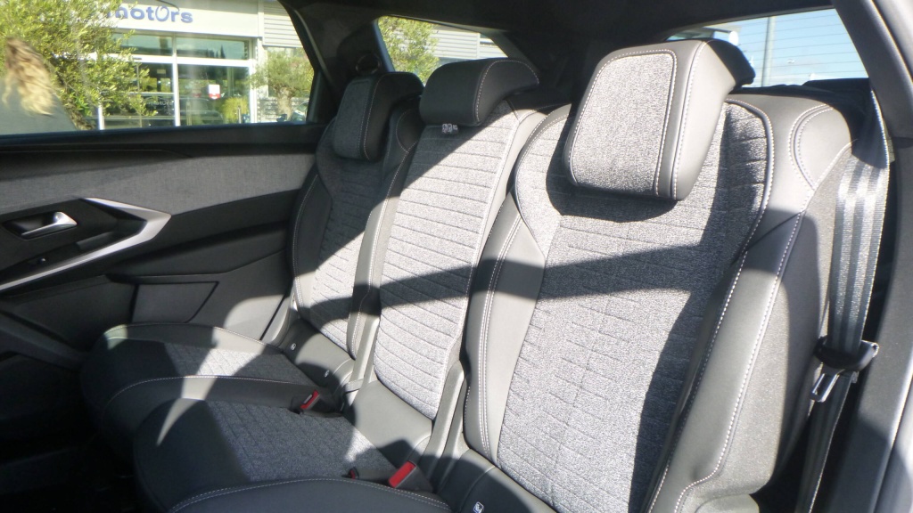 PEUGEOT 5008 Allure HYBRID 145 E-DCS6 ALLURE +PACK PANORAMIC NAVIGATION - ref: 5-1387546 - Photo 17