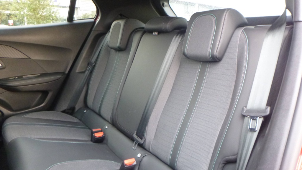 PEUGEOT 2008 Allure Pack PURETECH 130 S&S BVM6 - ALLURE PACK - ref: 5-1393675 - Photo 17