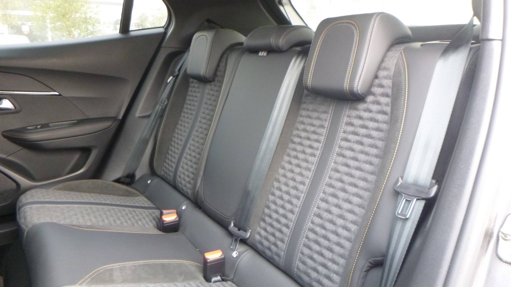 PEUGEOT 2008 Roadtrip PURETECH 130 S&S EAT8 - ROADTRIP - ref: 5-1394287 - Photo 17