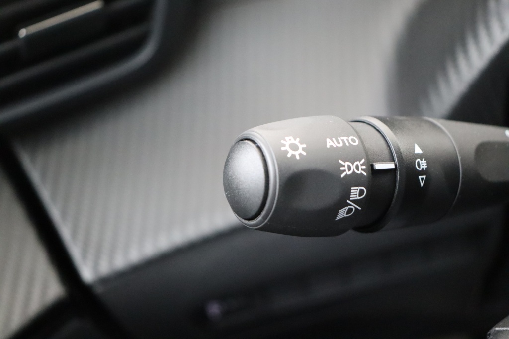 PEUGEOT 2008 Allure 1.2 Turbo 100 hp Man. 6 - ref: 7-47724 - Photo 18