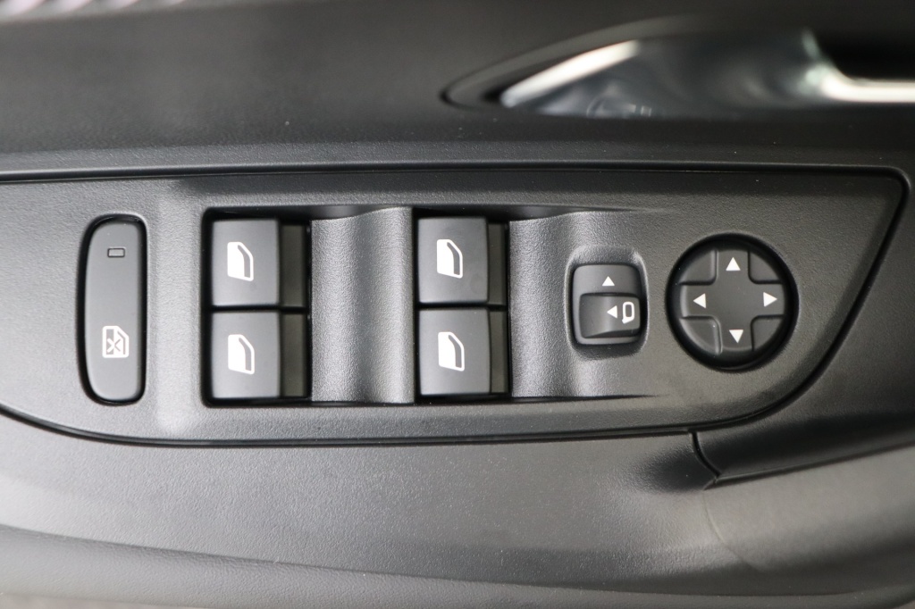 PEUGEOT 2008 Allure 1.2 Turbo 100 hp Man. 6 - ref: 7-47725 - Photo 17