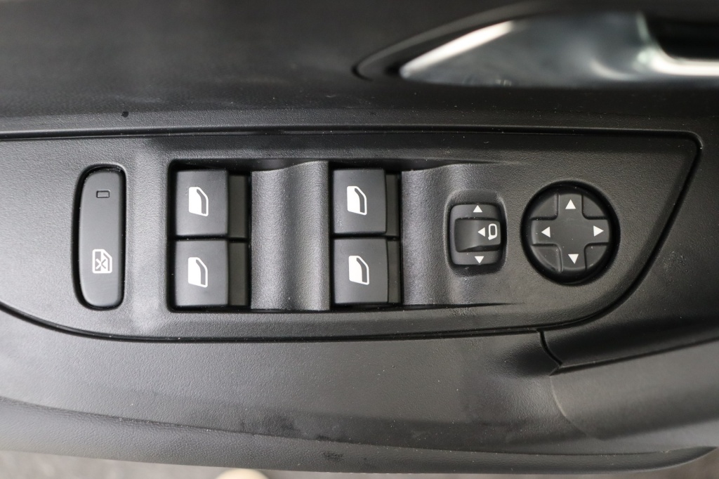 PEUGEOT 2008 Allure Hybrid 145 hp e-DSC6 - ref: 7-49272 - Photo 17