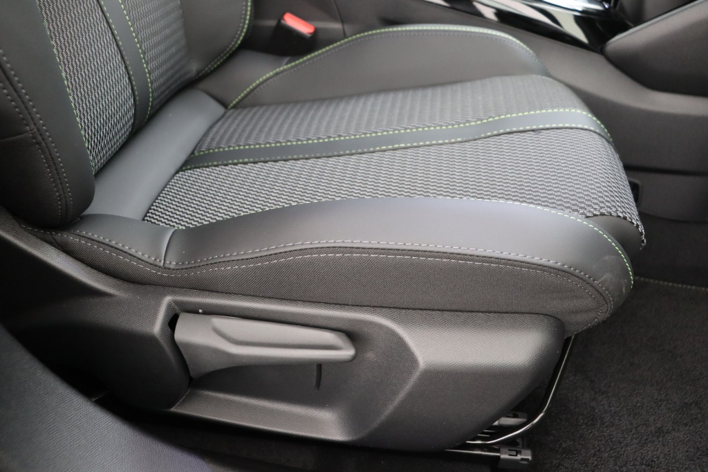 PEUGEOT 2008 GT Hybrid 145 hp e-DSC6 - ref: 7-51068 - Photo 16