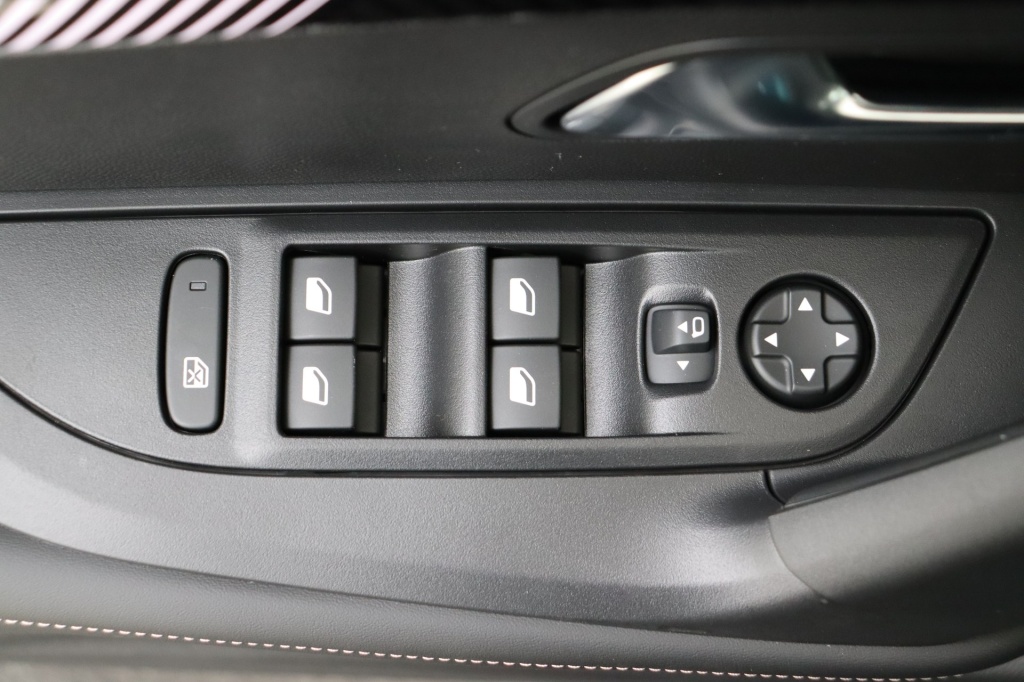 PEUGEOT 2008 Allure  1.2 Turbo 100 hp Man. 6    - ref: 7-56282 - Photo 14