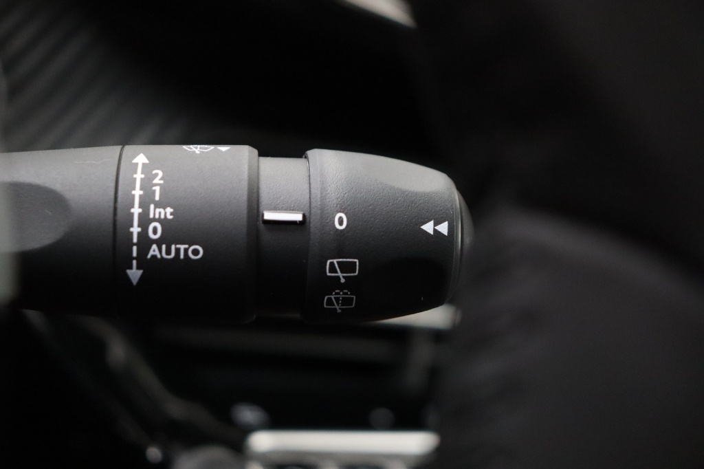 PEUGEOT 2008 Allure  1.2 Turbo 100 hp Man. 6    - ref: 7-56282 - Photo 18