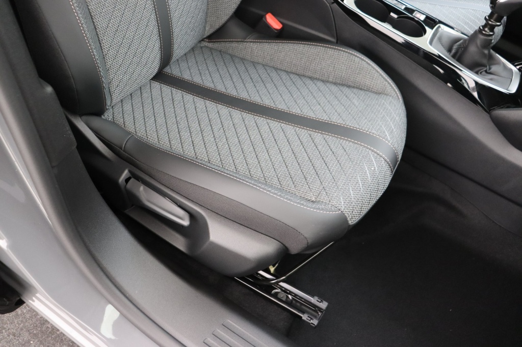 PEUGEOT 2008 Allure  1.2 Turbo 100 hp Man. 6    - ref: 7-56290 - Photo 16