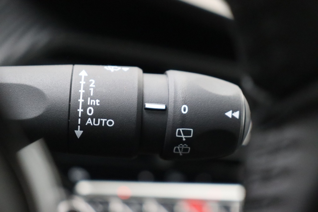 PEUGEOT 2008 Allure  1.2 Turbo 100 hp Man. 6    - ref: 7-56290 - Photo 18