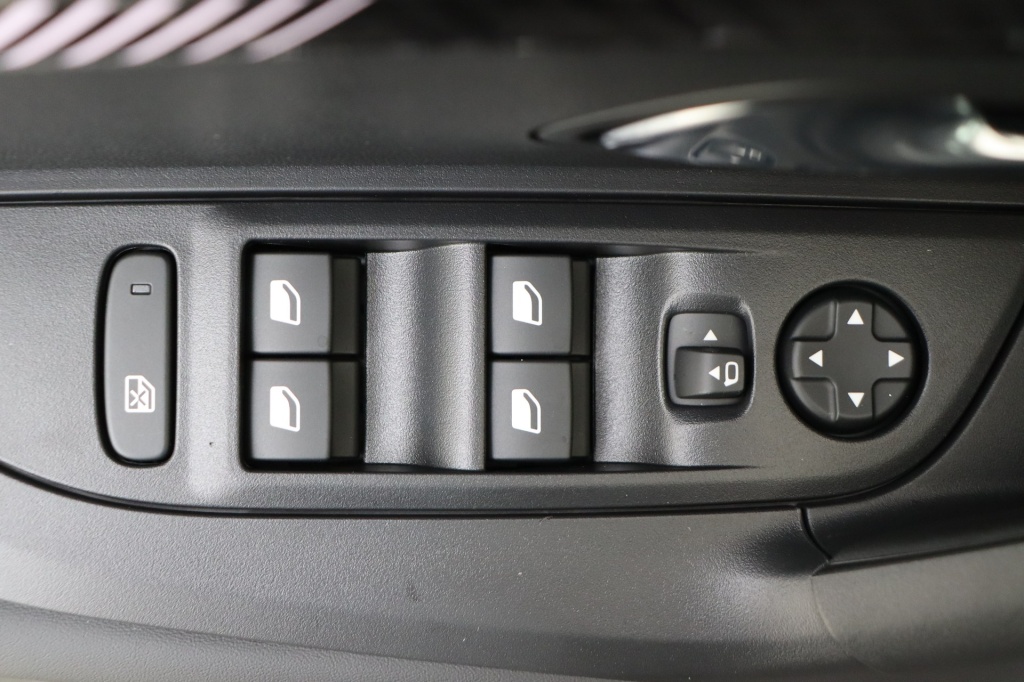 PEUGEOT 2008 Allure  1.2 Turbo 100 hp Man. 6    - ref: 7-56313 - Photo 17