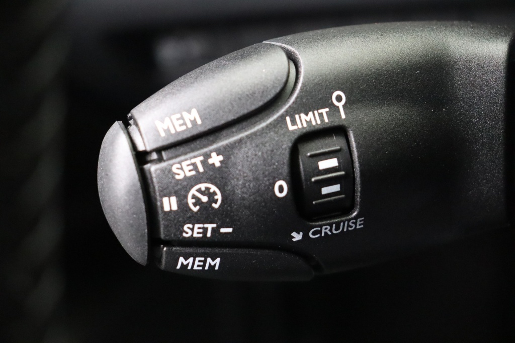 PEUGEOT 2008 Allure  1.2 Turbo 100 hp Man. 6    - ref: 7-56313 - Photo 19