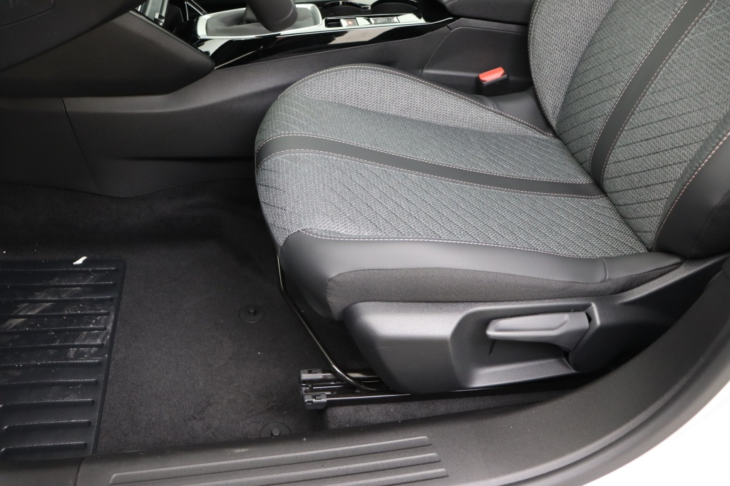 PEUGEOT 2008 Allure  1.2 Turbo 100 hp Man. 6    - ref: 7-56330 - Photo 15