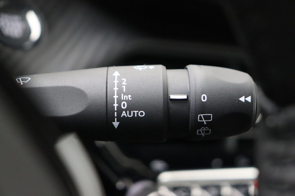 PEUGEOT 2008 Allure  1.2 Turbo 100 hp Man. 6    - ref: 7-56330 - Photo 18