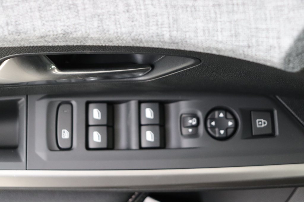 PEUGEOT 5008 Allure Hybrid 145 e-DCS6 - ref: 7-56351 - Photo 17