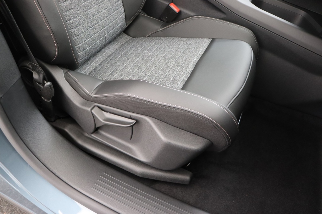 PEUGEOT 5008 Allure Hybrid 145 e-DCS6 - ref: 7-56362 - Photo 16