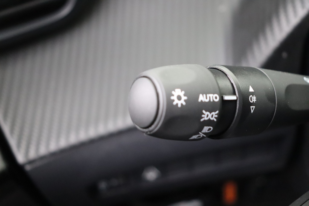 PEUGEOT 2008 Allure Hybrid 145 hp e-DSC6 - ref: 7-56882 - Photo 18