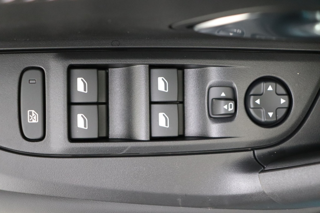 PEUGEOT 2008 Allure Hybrid 145 hp e-DSC6 - ref: 7-56889 - Photo 17