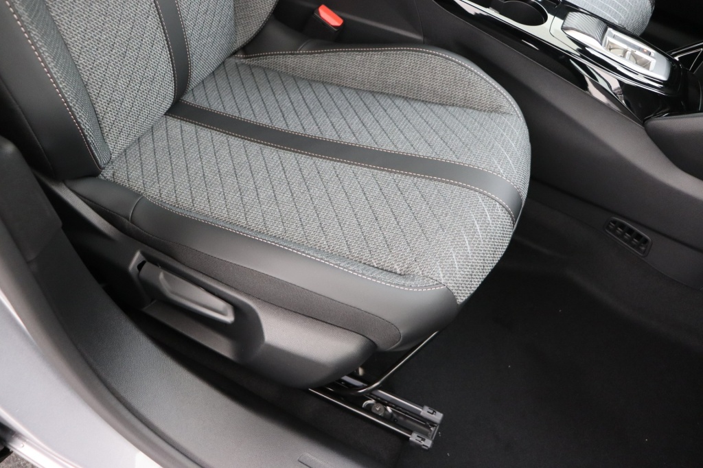 PEUGEOT 2008 Allure Hybrid 145 hp e-DSC6 - ref: 7-56900 - Photo 16