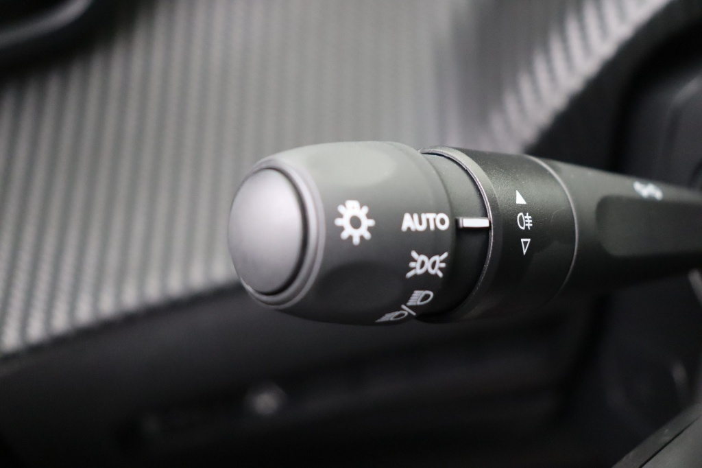 PEUGEOT 2008 Allure Hybrid 145 hp e-DSC6 - ref: 7-56910 - Photo 18