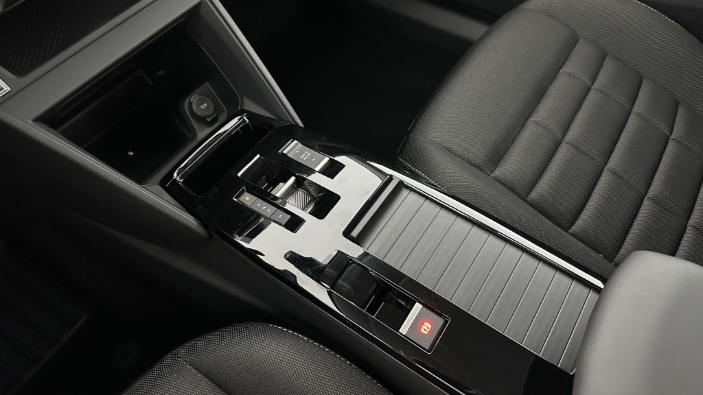 CITROEN C4 1.2 Hybride 145ch Plus e-DCS6 - ref: 8-GLI00002597 - Photo 17