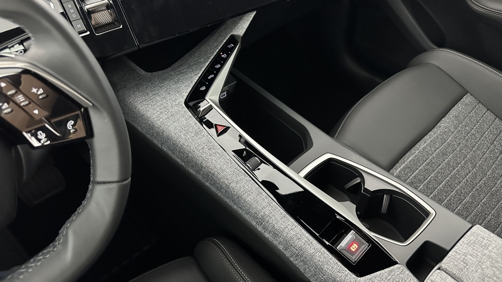 PEUGEOT 5008 1.2 Hybrid 145ch Allure e-DCS6 - ref: 8-GLI00002788 - Photo 17