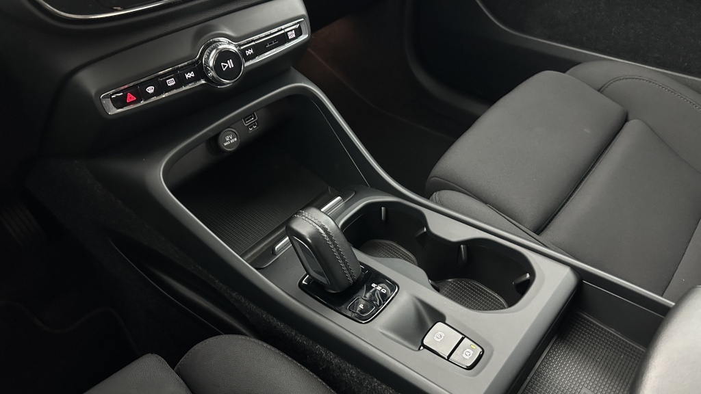 VOLVO XC40 T5 Recharge 262H (180+82) Business DCT7 - ref: 8-GLI00009457 - Photo 17