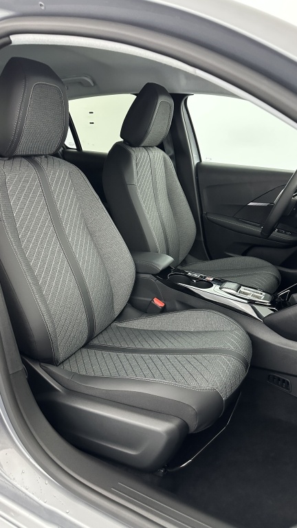 PEUGEOT 208 1.2 Hybrid 110ch Allure e-DCS6 - ref: 8-GLI00009514 - Photo 17