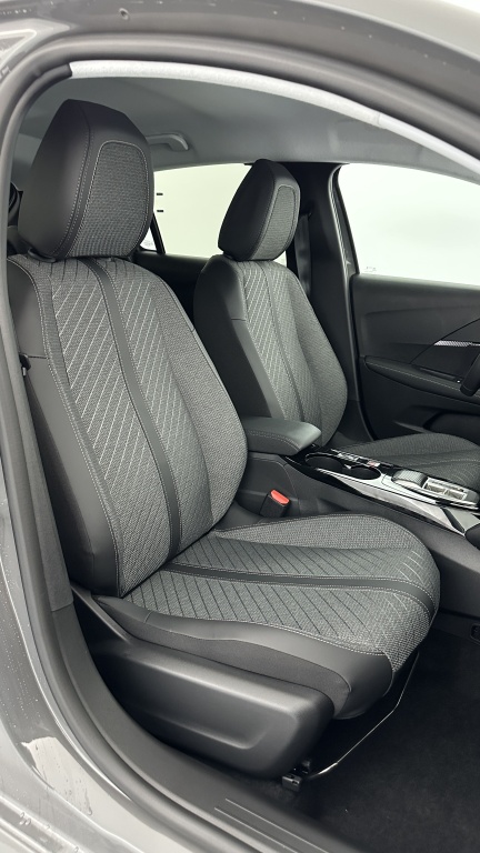 PEUGEOT 208 1.2 Hybrid 110ch Allure e-DCS6 - ref: 8-GLI00009521 - Photo 17
