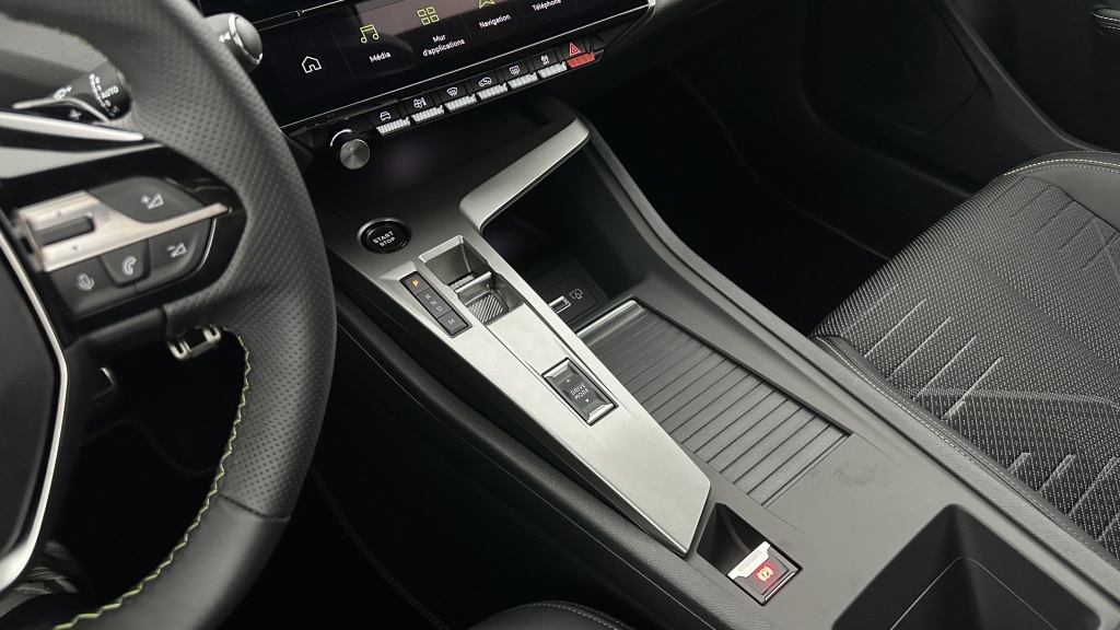 PEUGEOT 308 III(2) 1.2 Hybrid 145ch GT e-DCS6 - ref: 8-GLI00010344 - Photo 17