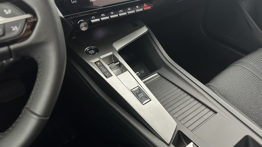 PEUGEOT 308 1.2 Hybrid 136ch Allure e-DCS6 - ref: 8-GLI00012401 - Photo 17