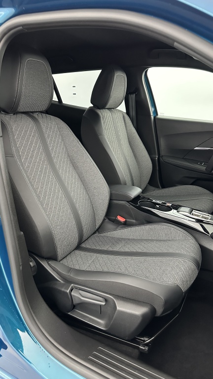 PEUGEOT 2008 II 1.2 Hybrid 145ch Allure e-DCS6 - ref: 8-GLI00012408 - Photo 18