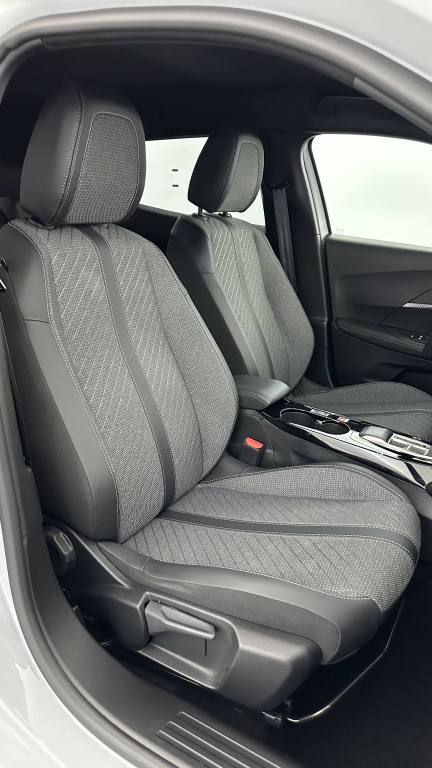 PEUGEOT 2008 II 1.2 Hybrid 145ch Allure e-DCS6 - ref: 8-GLI00012424 - Photo 18