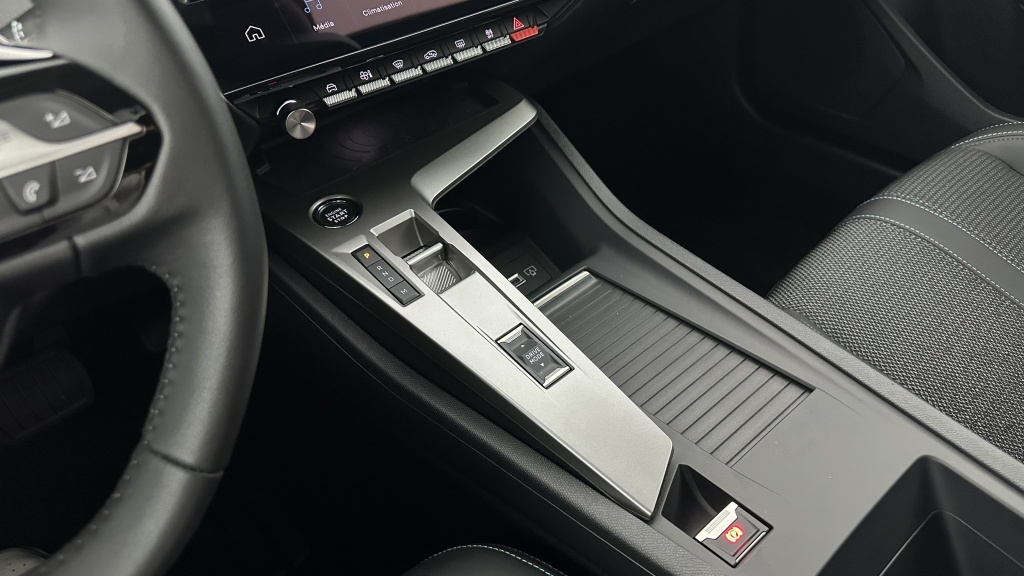 PEUGEOT 308 SW 1.2 Hybrid 145ch Allure e-DCS6 - ref: 8-GLI00012453 - Photo 17