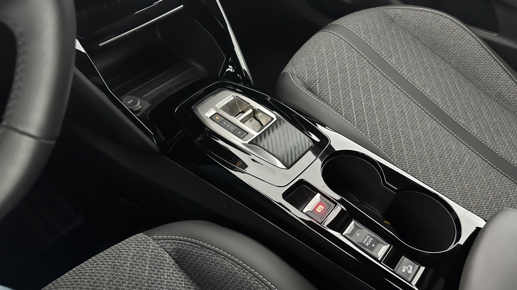 PEUGEOT 2008  II 1.2 Hybrid 145ch Allure e-DCS6 - ref: 8-GLI00012502 - Photo 17