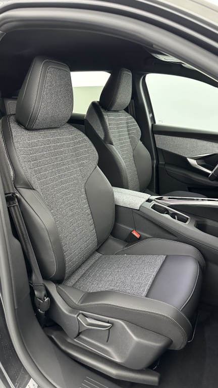 PEUGEOT 3008 1.2 Hybrid 145ch Allure e-DCS6 - ref: 8-GLI00012570 - Photo 17