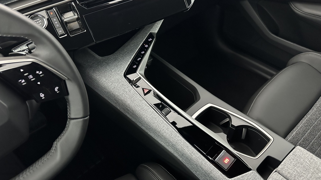 PEUGEOT 3008 1.2 Hybrid 145ch Allure e-DCS6 - ref: 8-GLI00012574 - Photo 17