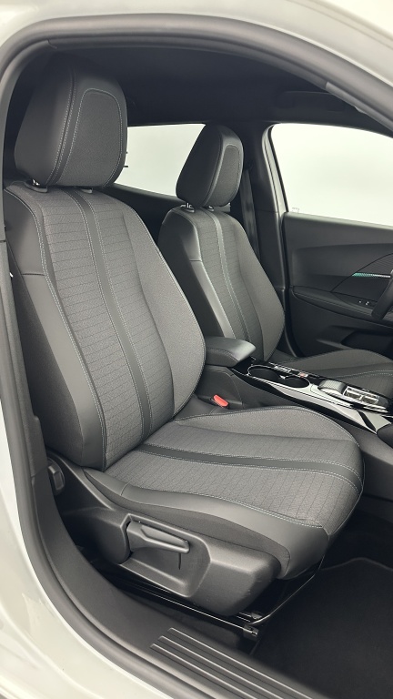 PEUGEOT 2008 II 1.2 PureTech 130ch Allure Pack EAT8 - ref: 8-GLI00027062 - Photo 18