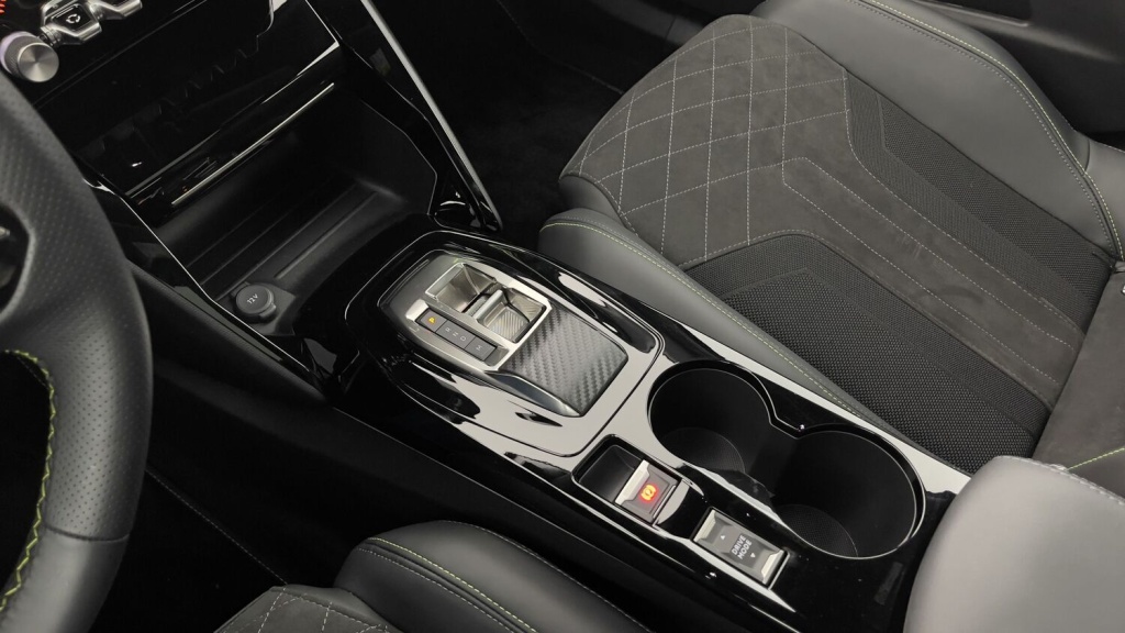 PEUGEOT 2008 II 1.2 PureTech 130ch GT EAT8 - ref: 8-GLI00248978 - Photo 16